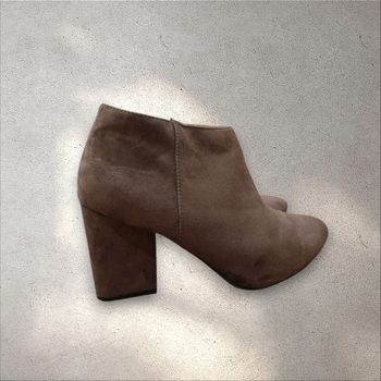 Bottines à talons en daim beige fermeture zippée pointure 39