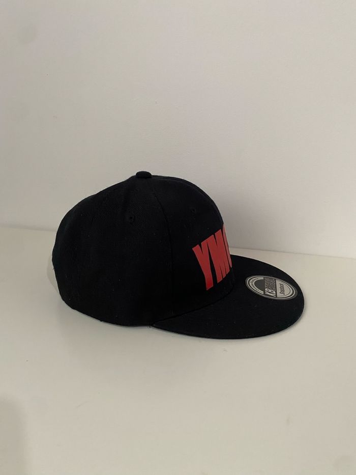 Casquette SnapBack YMCMB noire et rouge - photo numéro 5