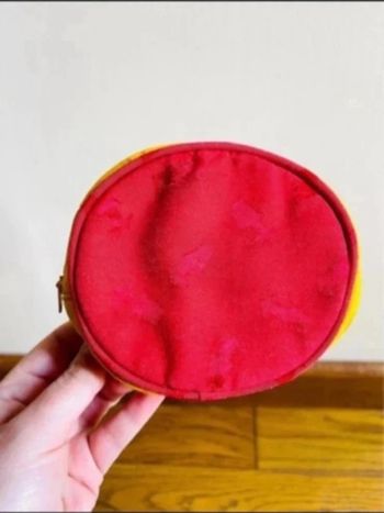 Sublime pochette rouge jaune ronde