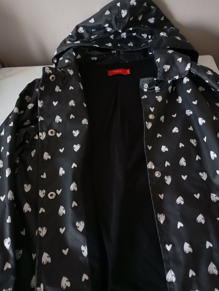 Imperméable ciré long . 8 ans. Noir gris anthracite,coeurs blancs . Tissaia. Coton polyester . État neuf - photo numéro 4