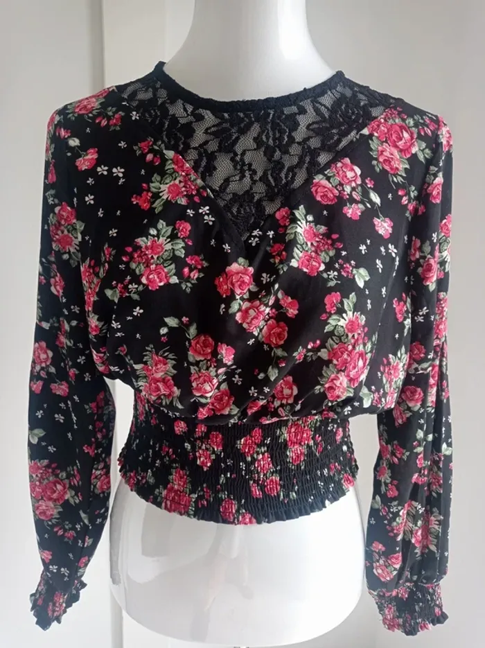 Magnifique blouse crop top noire avec fleurs rouges et vertes et dentelle noire T.M Jennyfer