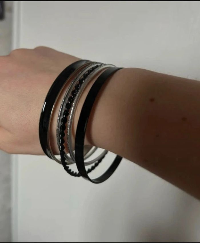 Lot de 5 bracelets - noirs et argentés - Neuf