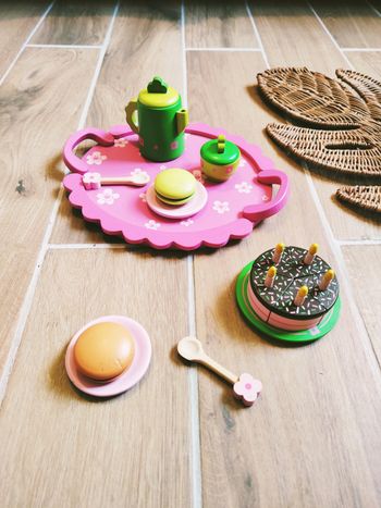 🎂Dinette théière avec gâteaux d'anniversaire et macarons sur plateau en bois marque Djeco