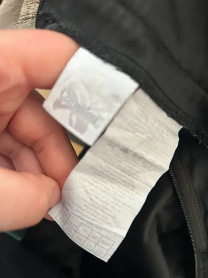 Jupe noire - photo numéro 3