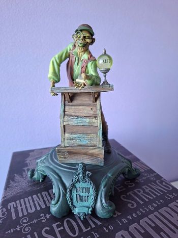 Figurine le chef de gare Phantom Manor Artwork By Kevin KIDNEY et Jody DAILY
