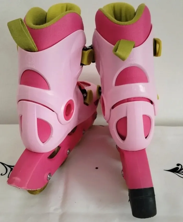 Roller rose évolutif thème princesse en ligne 4 roues Decathlon taille 28-30 - photo numéro 5