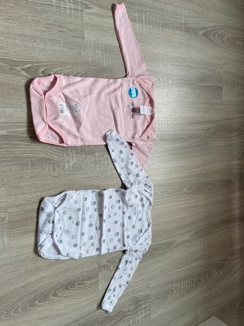 Lot 2 body bodies fille absorba 1 an 74 cm manche longue