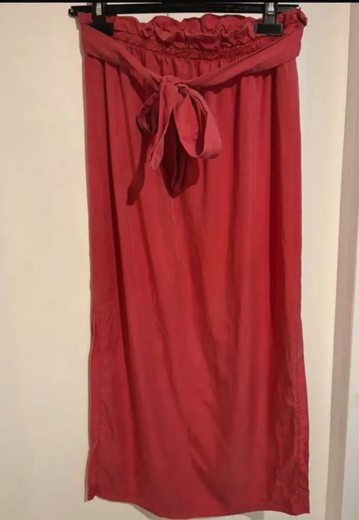 Jupe longue rose fendue à taille élastique – taille unique
