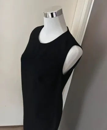 Référence robe sans manches pour l’hiver en laine noire femme, taille 38