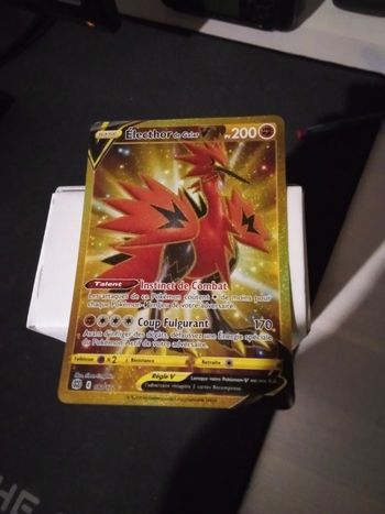 Carte pokémon Elécthor de galar v shiny secret