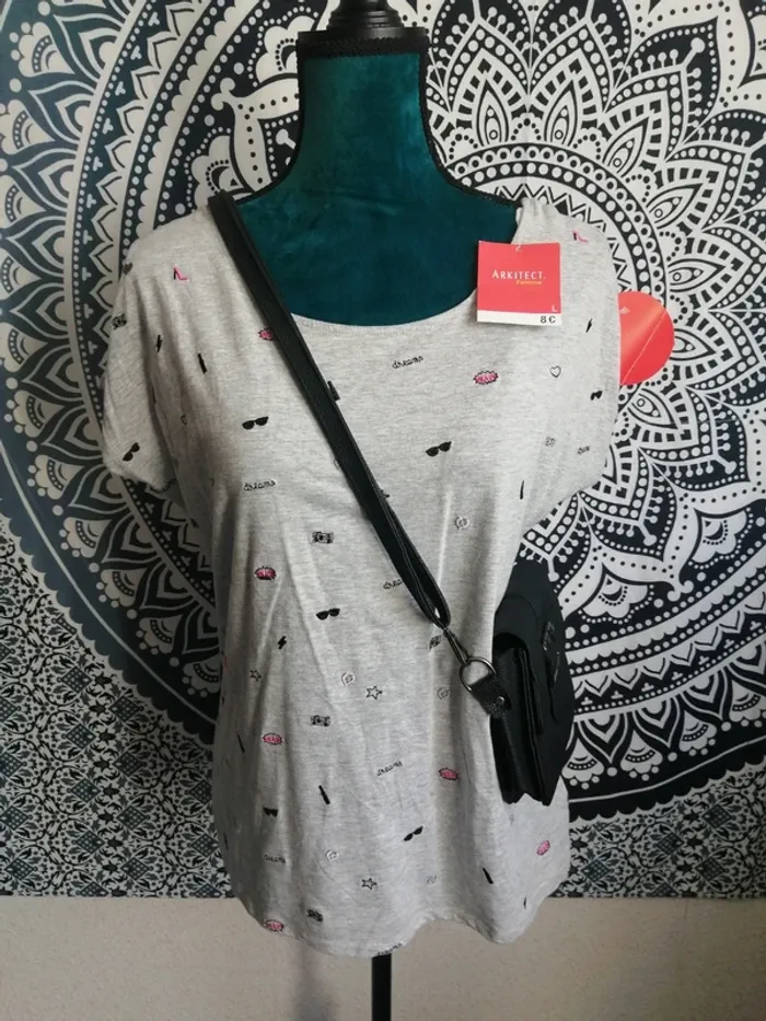 Tee-shirt gris avec différentes broderies et noeud noir dans le dos / arkitect / (L)