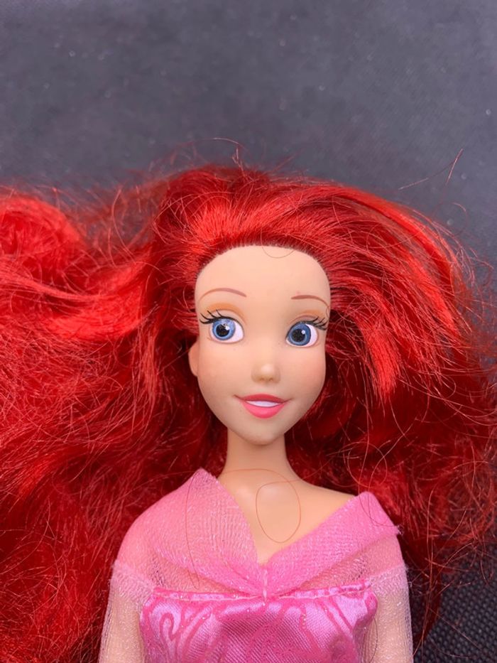 Poupée ariel de disneystore - photo numéro 3