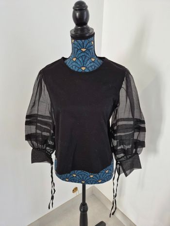 Blouse courte noir avec manches bouffantes et transparentes, Mango, taille M.
