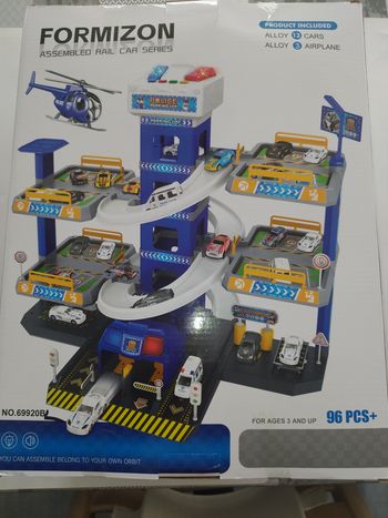 Garage 5 étages avec parcking, ascenseur, voitures, hélicoptère...