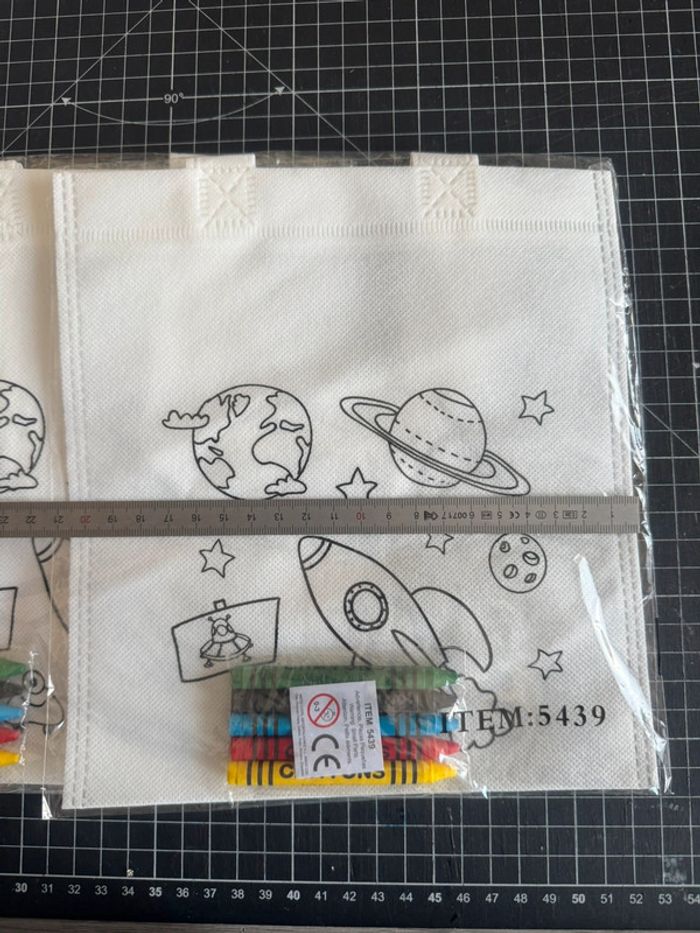 Lot de  4 petits sacs à colorier avec craie grasse type crayola activité anniversaire thème espace - photo numéro 4