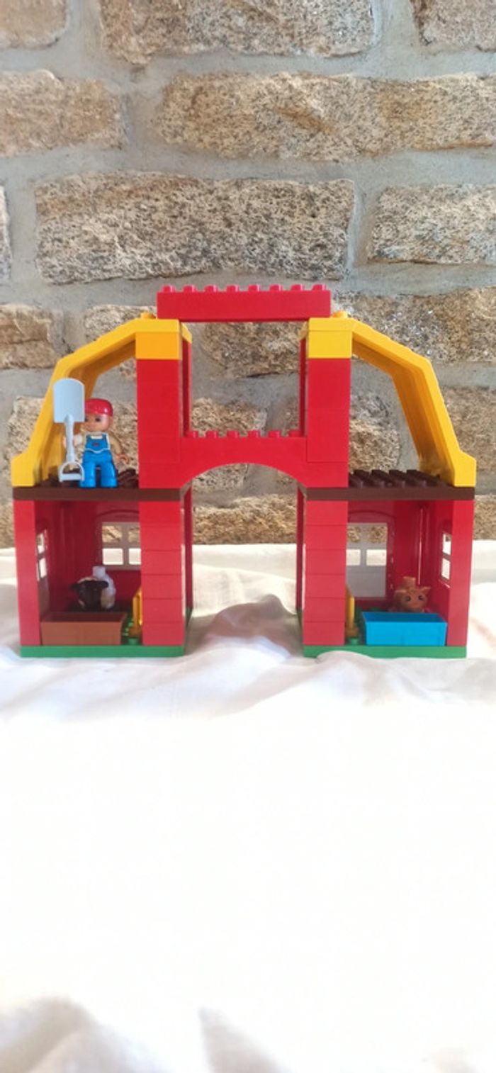 Bâtiment de Ferme avec homme fermier mouton et cochon lego duplo