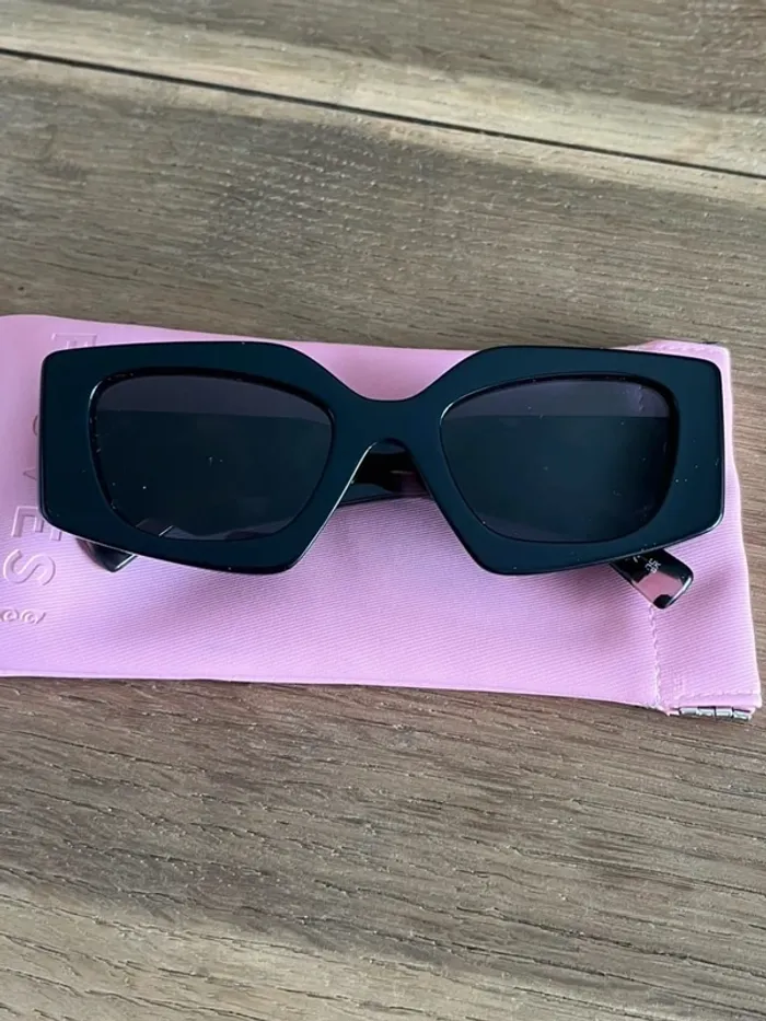 Lunettes de soleil Prada