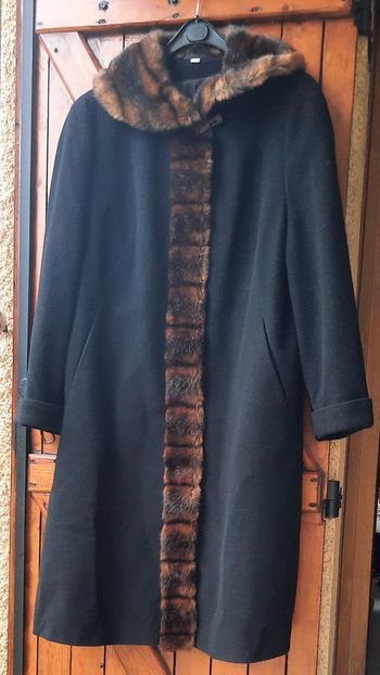 Manteau noir avec de la fausse fourrure, taille 42