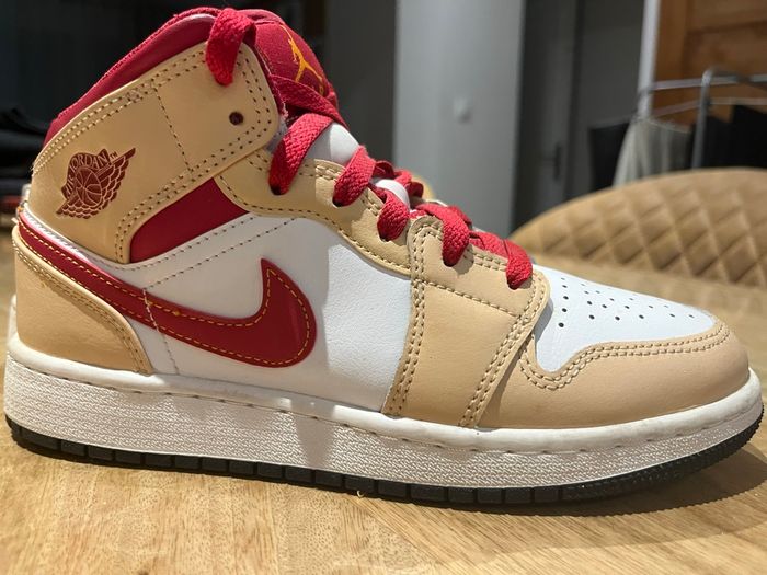 jordan 1 beige blanche et rouge avec boîte