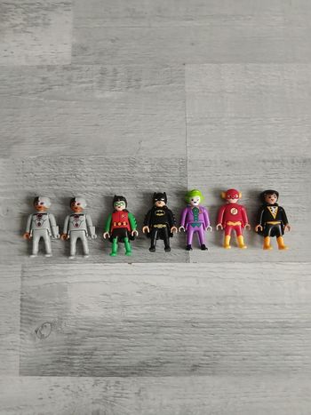 Lot de 7 figurines playmobil kinder