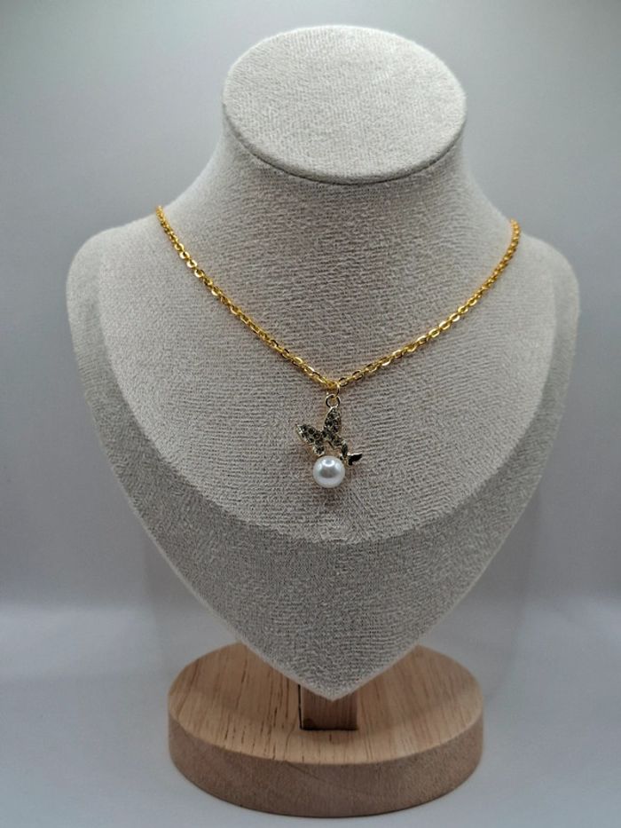 Collier papillon avec sa perle