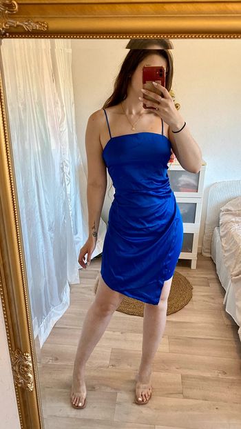 Robe satinée bleu électrique