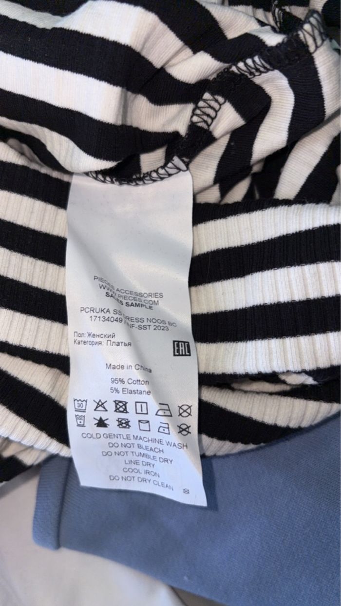 PIECES - Robe moulante rayée - Taille M - Noir et Blanc - Neuf avec étiquette - photo numéro 4