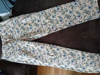 Pantalon chino fleuri