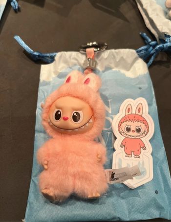 Labubu pin for love lettre U