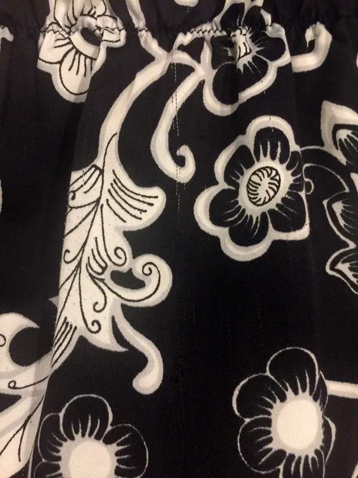 Blouse à motifs fleurs noirs et blancs - photo numéro 2