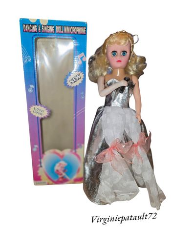 Poupée qui chante 33 cm