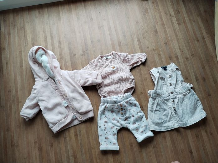 Lot vêtements fille 1 mois - photo numéro 2