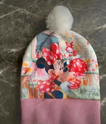 Bonnet Disney minnie en très bon état.