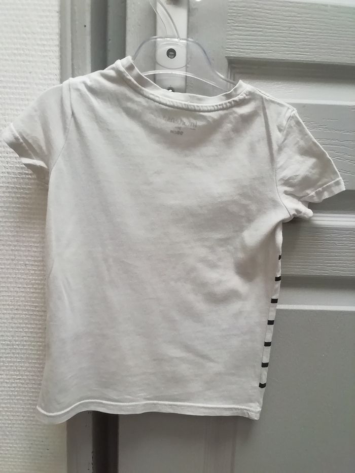 Vends t-shirt garçon été blanc rayé bleu avec motif sur le devant - photo numéro 7