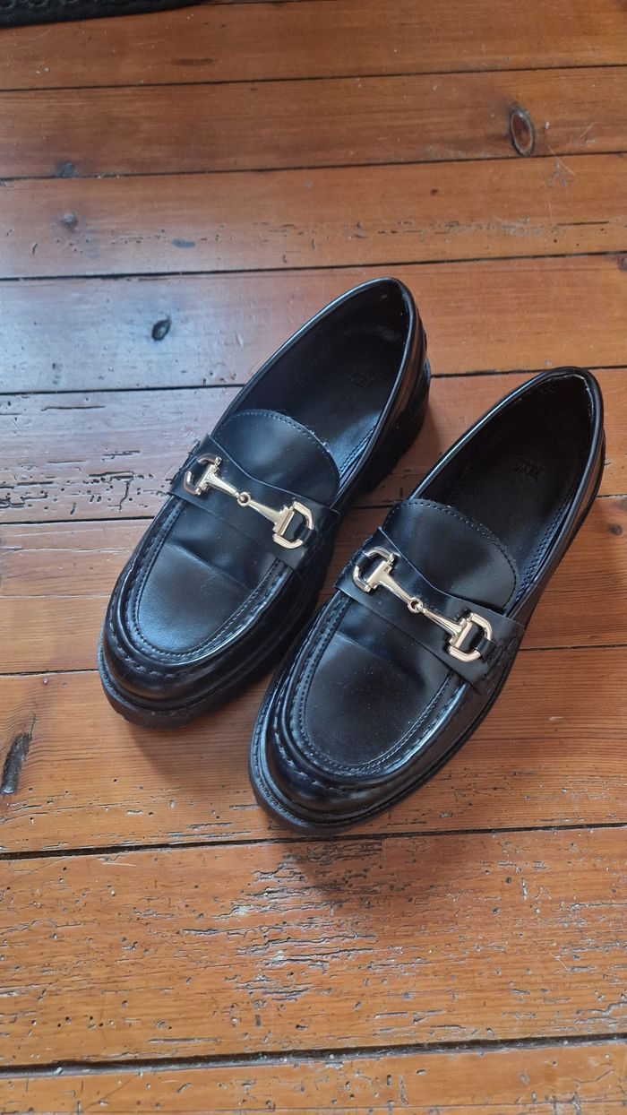 Mocassins noirs à bride dorée