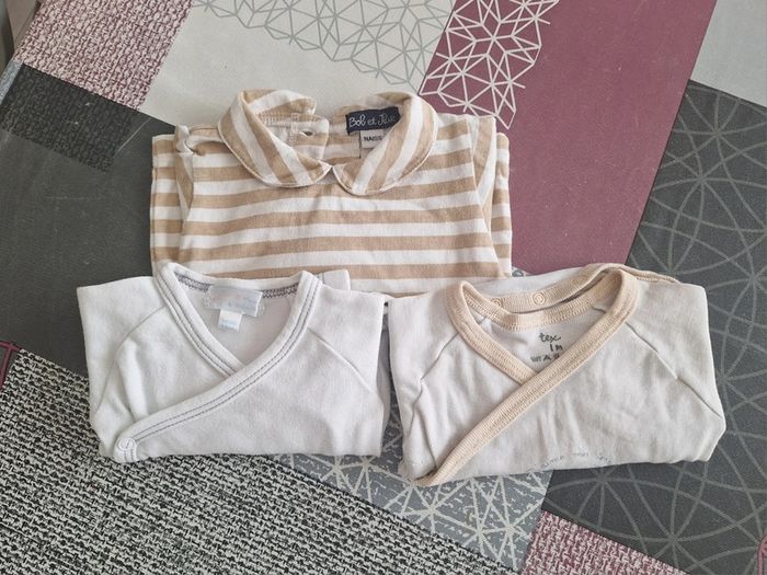 2 bodys et 1 tee-shirt naissance et 1 mois
