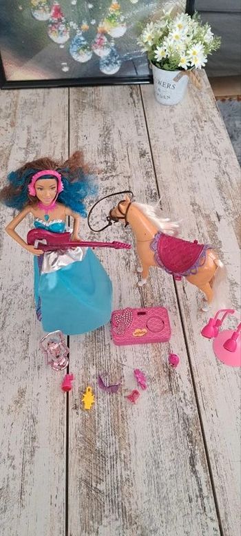 Poupée chantante Barbie Princesse Erika Rock'N Royals