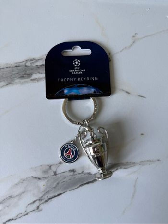 Porte-clés PSG 🏆 Édition Collector “Vainqueur Ligue des Champions” rupture de stock partout. - photo numéro 3