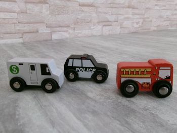 Lot de véhicules en bois