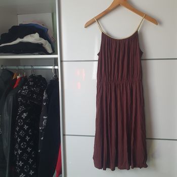 Petite robe avec bretelles tressées dorées