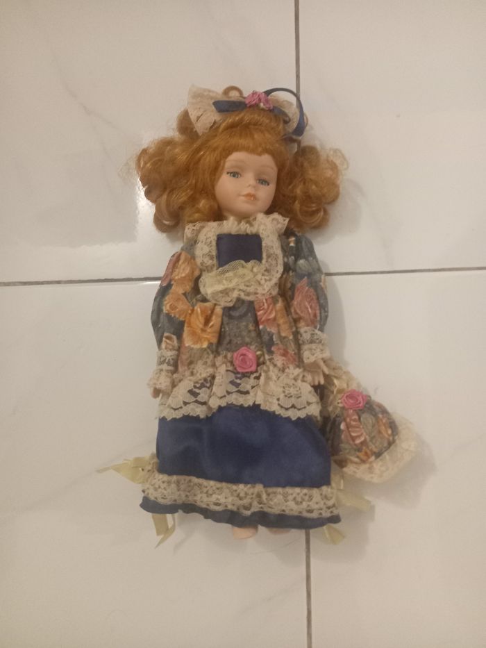 Poupee en porcelaine sans chaussure tres bonne etat - photo numéro 3