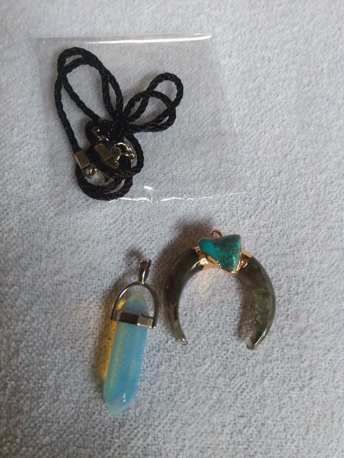 Ensemble de 2 pendentifs et 1 collier