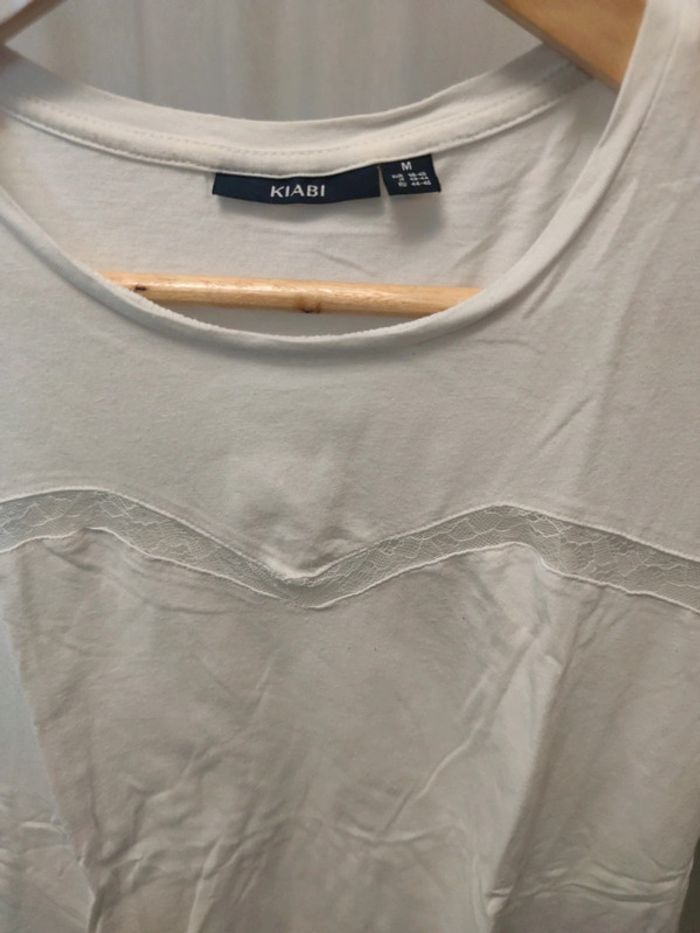Tee shirt blanc et dentelle - photo numéro 2