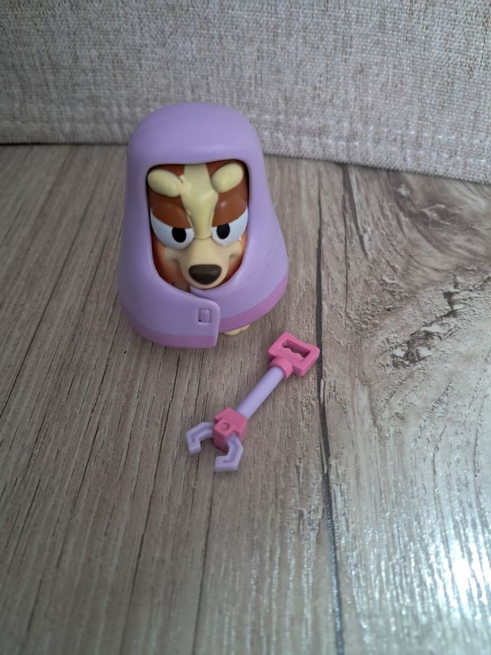 Figurine bingo, sœur de bluey, déguisée en grand mere - photo numéro 1