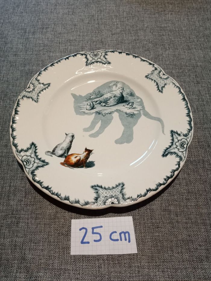 Assiette ancienne motif chat Creil et Montereau