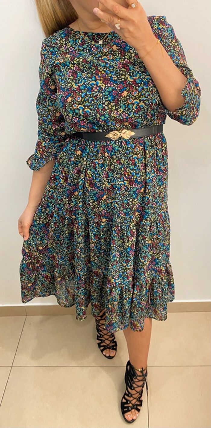 Jolie Robe Imprimée Fleurs Multicolore Avec Volant Taille M