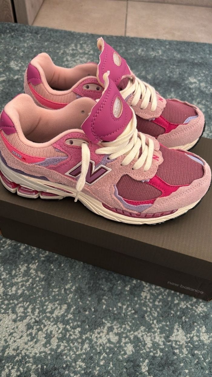 New balance 2002r rose fuchsia