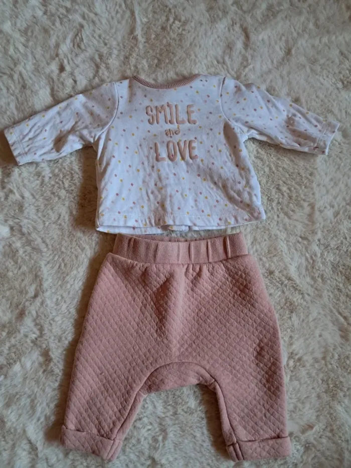 Ensemble tee shirt et pantalon