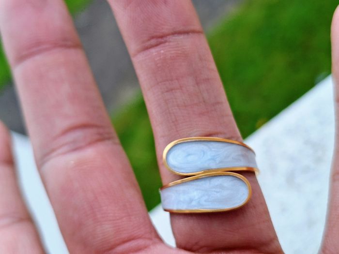 Bague Doré ouverte, avec du nacre blanc, Elégant et Minimaliste, Ajustable - photo numéro 5