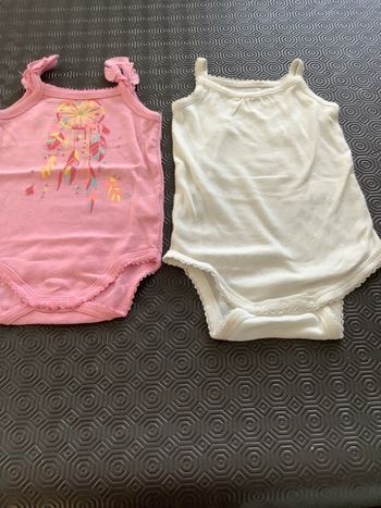 2 bodys à bretelles coton taille 6 mois